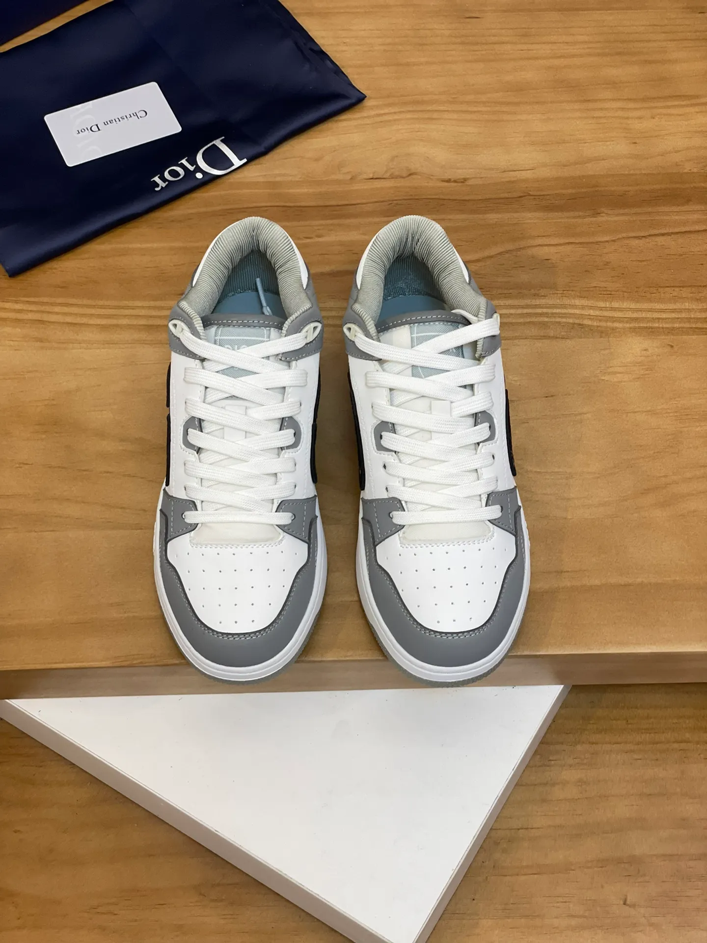 Men's shoes: 💰P440¥ Product trademark: Dior* "Dior*" high-top casual shoes Regular size: 38-44 (can be customized to 45.46) Product materials: Upper imported cowhide stitched with original fabric, breathable lining, original outsole. Number: 1006